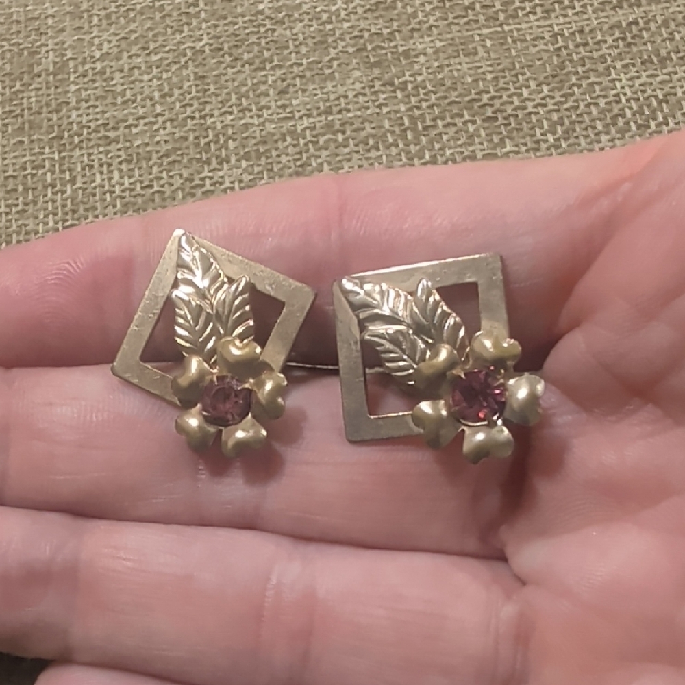 Vintage Gold Tone Square Floral Leaf Screw Back Earrings Pink Rhinestone